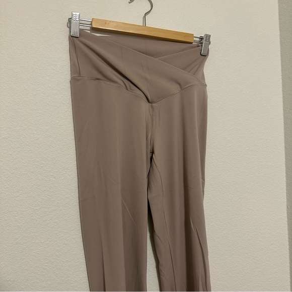Aerie Offline Cross Over Waist Flare Leg Leggings Size Large Grayish Pink - Picture 3 of 8